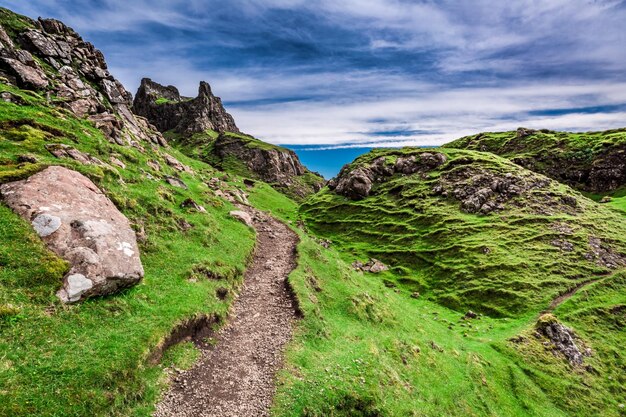 Vista deslumbrante de Quiraing para vale na Escócia Reino Unido