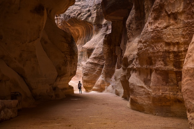 Vista deslumbrante de uma caverna do Ad Deir - Mosteiro na antiga cidade de Petra, Jordânia: Incrível Patrimônio Mundial da UNESCO.