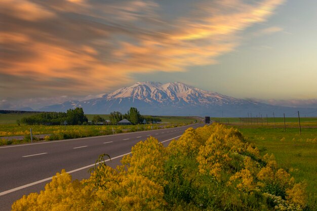 Vista deslumbrante do Monte Ararat Monte Ararat, a montanha mais alta da parte oriental
