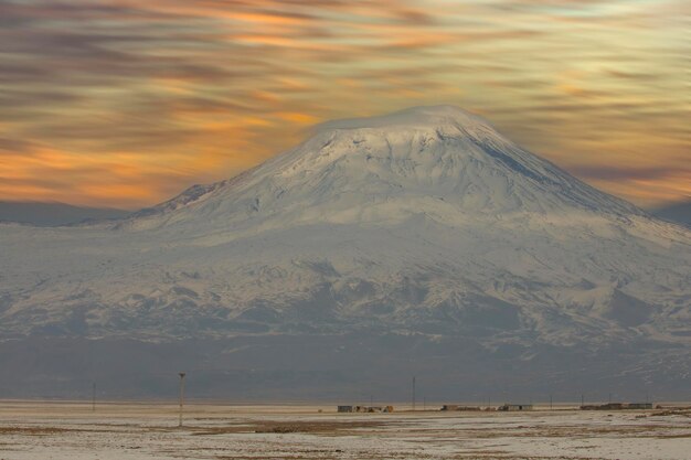 Vista deslumbrante do Monte Ararat Monte Ararat, a montanha mais alta do extremo leste