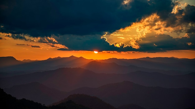 Foto vista deslumbrante do pôr do sol e silhuetas