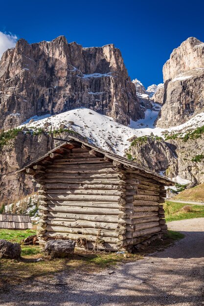 Vista deslumbrante do vale nas Dolomitas Itália Europa