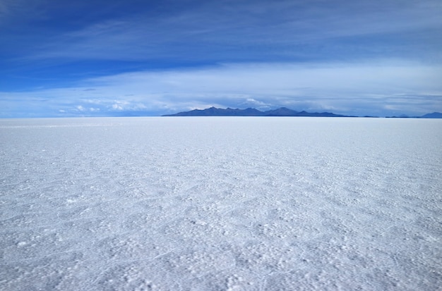 Foto vista deslumbrante dos maiores salgados do mundo, salar de uyuni em potosi da bolívia