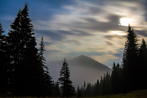 Vista deslumbrante sobre as magníficas montanhas dos Cárpatos