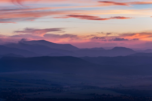 Vista deslumbrante sobre o vale nas altas montanhas Tatra após o pôr do sol