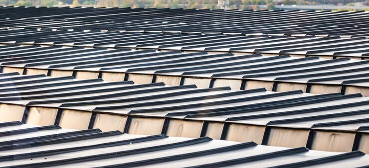 Foto vista detalhada de um telhado de um edifício de arranha-céus com perfis de alumínio como cobertura de telhado