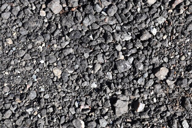 Vista detallada de cerca de guijarros y piedras en una textura de suelo de grava