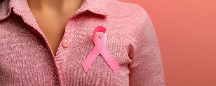 vista detallada de la cinta rosa fijada en la camisa que simboliza la conciencia y el apoyo para el cáncer de mama el color rosa suave evoca un sentido de compasión y esperanza