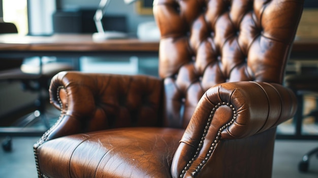 Foto vista detallada de un clásico sillón de cuero marrón con tuft