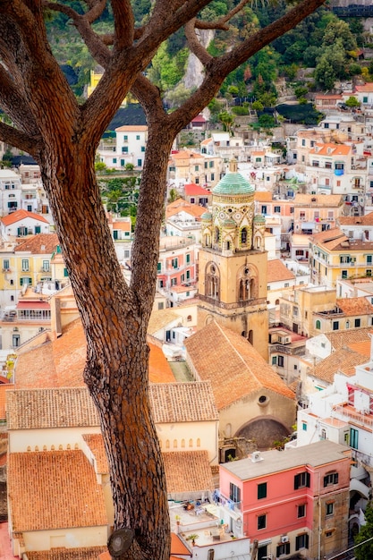 Vista detallada del paisaje urbano de hermosas casas coloridas en Amalfi Italia