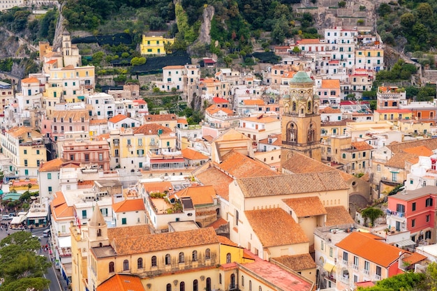 Vista detallada del paisaje urbano de pintorescas casas coloridas en Amalfi