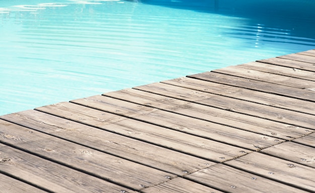 Vista detallada de un piso de madera y piscina