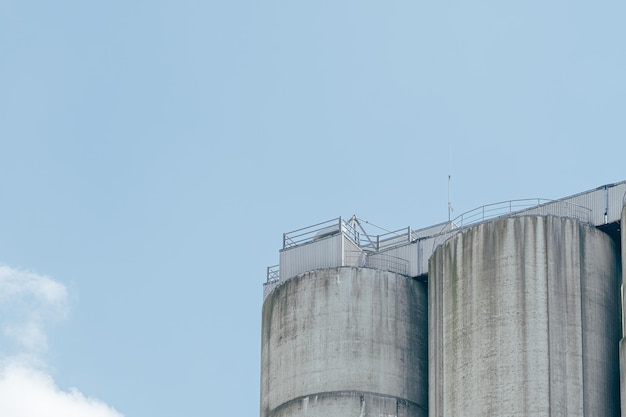 Foto vista detallada del silo de grano de hormigón