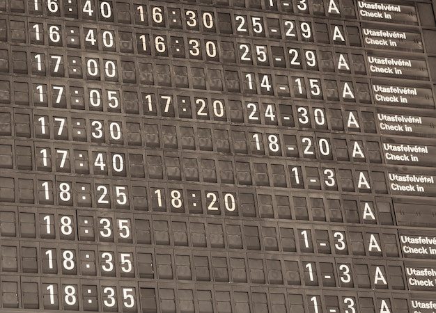 Vista detallada en tonos de un panel de información del aeropuerto típico