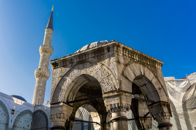 Vista de detalle exterior en la Mezquita del Sultán Ahmed (Mezquita Azul) en Estambul, Turquía