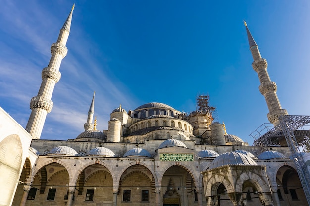Vista de detalle exterior en la Mezquita del Sultán Ahmed (Mezquita Azul) en Estambul, Turquía