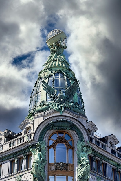 Vista de los detalles arquitectónicos del famoso edificio Singer House en San Petersburgo. Monumento de la ciudad de la Casa de los Libros