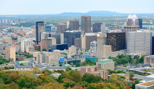 Vista del día de Montreal desde Mont Royal con el horizonte de la ciudad