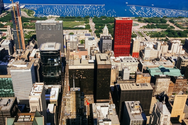 Una vista en un día con nubes rodando sobre el centro de la ciudad de Chicago