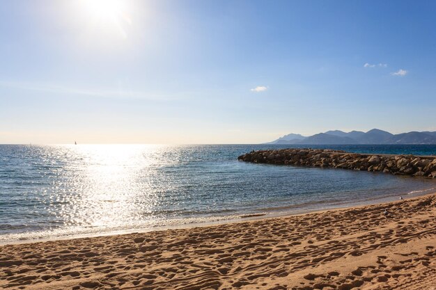 Foto vista del día de la playa de cannes, francia. ciudad famosa en el sur de francia. paseo de la croisette