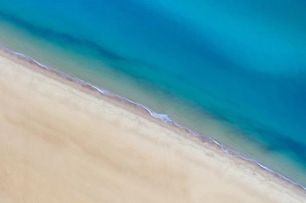 Vista diagonal superior de la arena de la playa arena y agua Fondo de paisaje de naturaleza abstracta