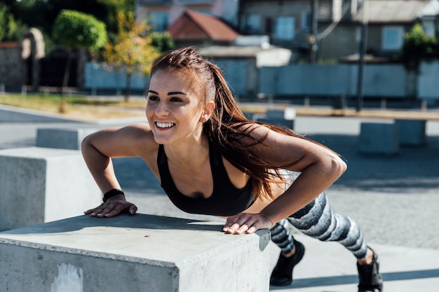 Vista dianteira, de, mulher, fazendo, push-ups