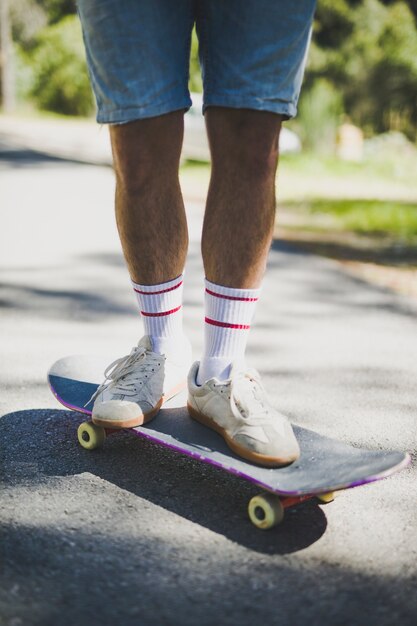 Foto vista dianteira, de, posição homem, ligado, skateboard