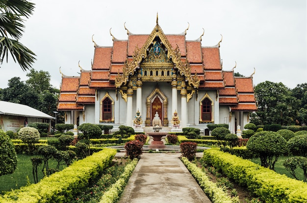 Vista dianteira do monastério tailandês (templo tailandês) decorado com arte tailandesa em bodh gaya, bihar, índia.