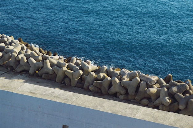 Vista de los diques de piedra y hormigón a lo largo del muelle.