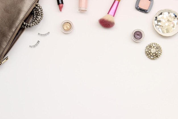 Vista directamente por encima del producto de belleza sobre fondo blanco