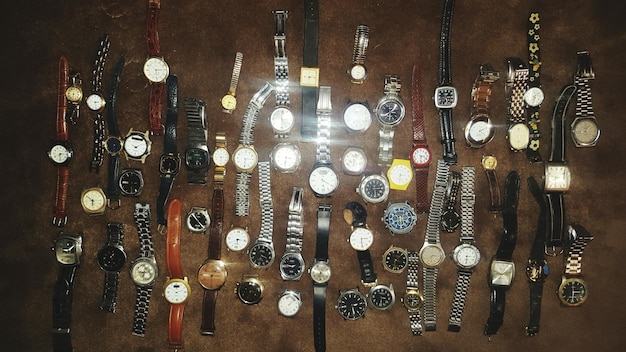 Vista directamente por encima de los relojes de muñeca en la mesa
