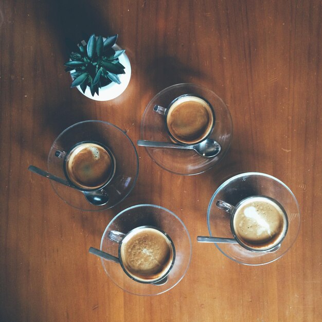 Foto vista directamente por encima de las tazas de café en la mesa