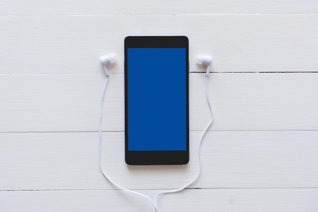Vista directamente por encima del teléfono inteligente en el piso