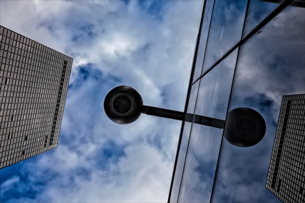 Vista direta da luz da rua no edifício contra o céu na cidade