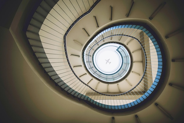 Vista diretamente abaixo da escada em espiral no edifício