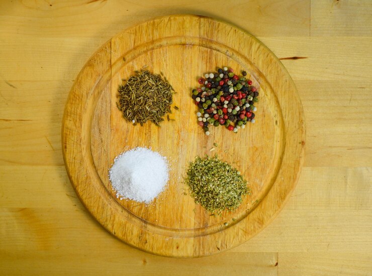 Foto vista diretamente acima dos ingredientes na tábua de cortar