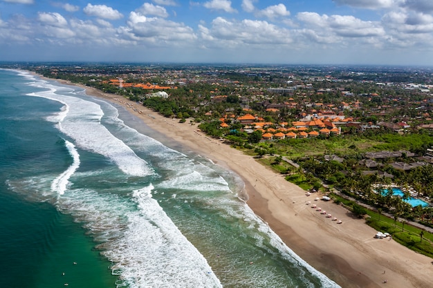 Foto vista del disparo aéreo sobre la isla de bali ubicada en bali, indonesia