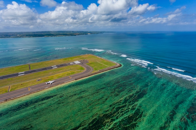 Vista del disparo aéreo sobre la isla de Bali ubicada en Bali, Indonesia