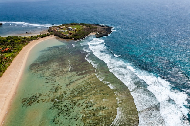 Foto vista del disparo aéreo sobre la isla de bali ubicada en bali, indonesia