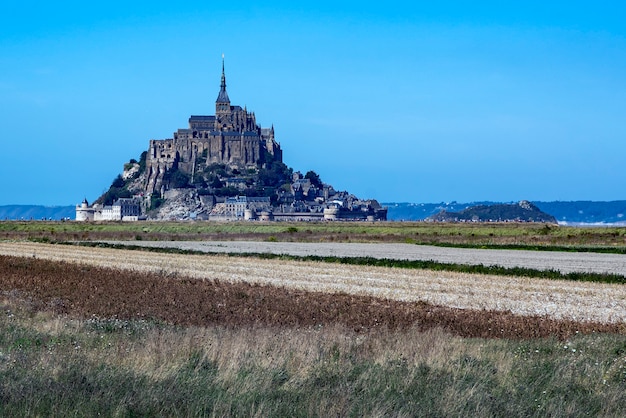 Vista distante do Mont Saint Michel saindo no horizonte