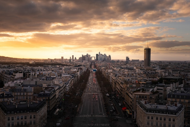 Foto vista del distrito financiero de la defense y la avenida grande armée visto desde el techo superior del arco del triunfo (arco del triunfo) en parís, francia.