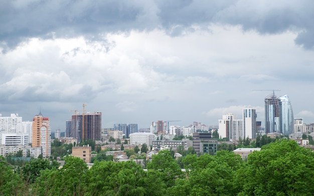 Vista del distrito industrial de la ciudad de Kiev y edificios de árboles en tiempo nublado