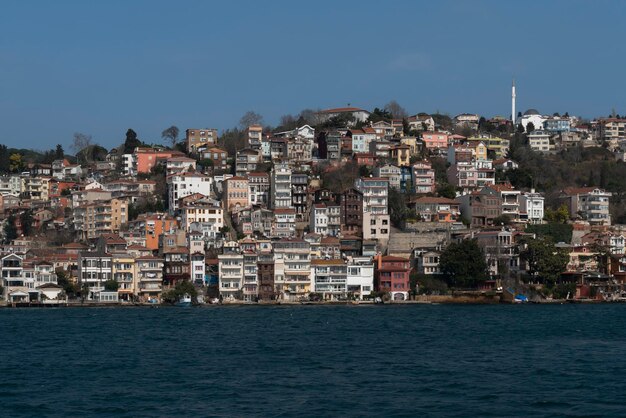 Vista del distrito de Yenimahalle de Estambul parte del distrito de Beykoz desde el área de agua del Bósforo en un día soleado Estambul Turquia