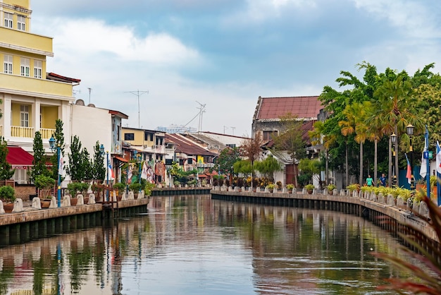 Vista diurna del casco antiguo de la ciudad de Malaca y el río Malaca Es Patrimonio de la Humanidad por la UNESCO en Malasia