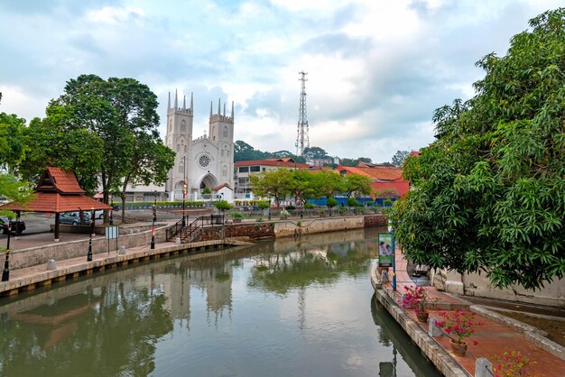 Vista diurna del casco antiguo de la ciudad de Malaca y el río Malaca Es Patrimonio de la Humanidad por la UNESCO en Malasia