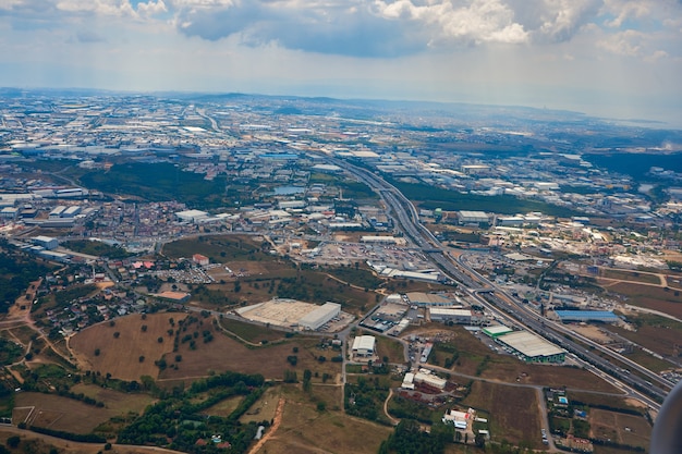 Vista diurna de um avião decolando do aeroporto de Istambul.