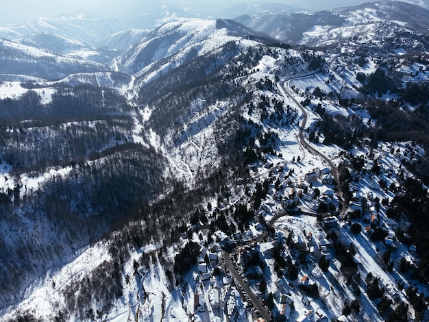 Vista diurna de las montañas cerca de la estación de esquí Kopaonic