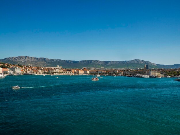 vista dividida de croacia desde el ferry a vis