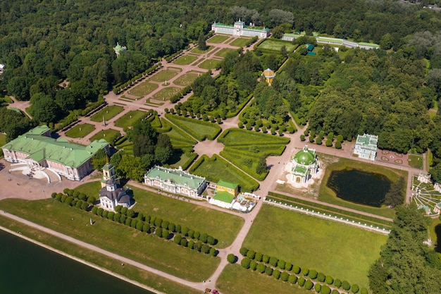 Vista do alto da propriedade Kuskovo em Moscou, Rússia. A mansão Kuskovo é um monumento único do século XVIII, uma residência de verão em Moscou.