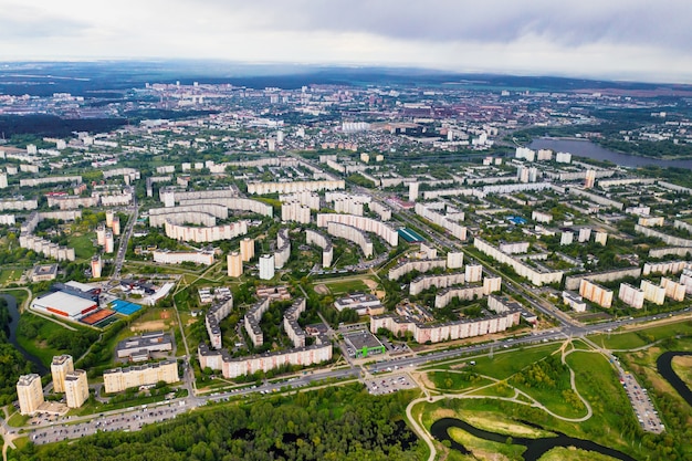 Vista do alto das casas e do Parque Loshitsky em uma área residencial de Minsk, nas nascentes do Parque Loshitsky na área residencial de Serebryanka.